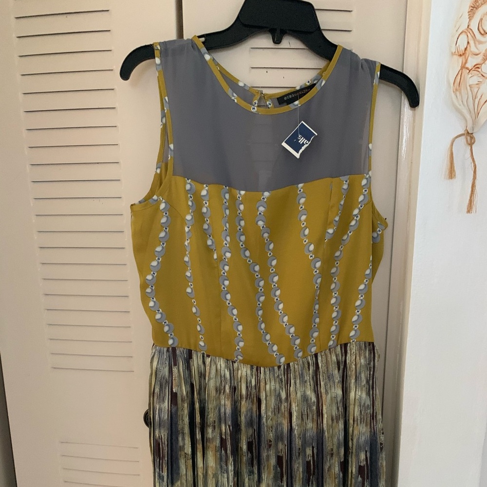NWT BCBG Knee-length Patterned Dress With Belt